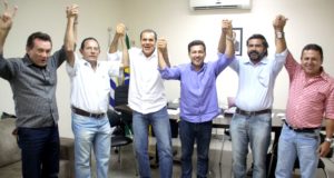 Nuir Júnior (de camisa azul) é o primeiro suplente do candidato a senador Sargento Aragão 