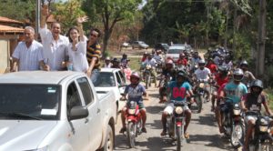 Esperantina em massa acompanhando Ataídes