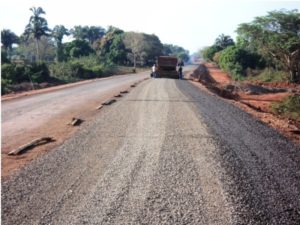 As obras de pavimentação da rodovia TO-010, entre Ananás até o entroncamento da BR-230, estão bem adiantadas 