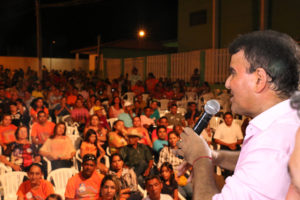 Eduardo participa de reunião em Sítio Novo