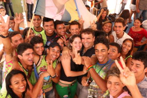 Eduardo posa para fotos com jovens de São Sebastião
