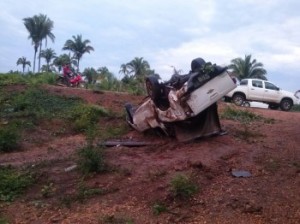 O veículo perdeu o controle  e capotou várias vezes parando fora da pista