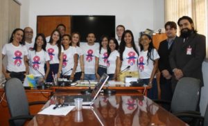 Durante todo o expediente, a equipe utilizou as camisetas da campanha