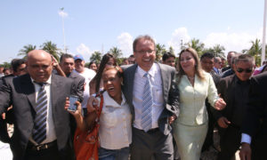 Governador Marcelo Miranda acompanhado de milhares de pessoas em direção ao Palácio Araguaia  