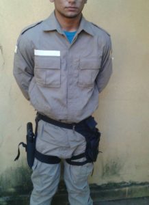 fato curioso, o adolescente havia sido apreendido no estado do Pará usando um fardamento da PM-TO. 