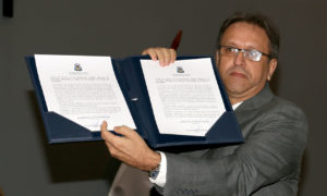 Governador Marcelo Miranda após ser declarado empossado, na Assembleia Legislativa  