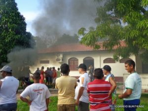 população revoltada ateia fogo no fórum de buriti  (12)