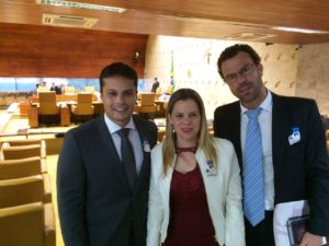 Delegado Mozart Félix (E) e  advogado Rodrigo Camargo (D), a presidente do Sindepol-TO, delegada Cinthia de Lima, aguardam reunião