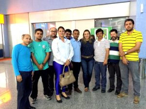 Comando de greve e deputada Dulce Miranda posam para a foto após reunião desta quarta-feira