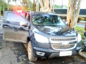 Veículo foi abandonado após a fuga (Foto: Divulgação / PRF)