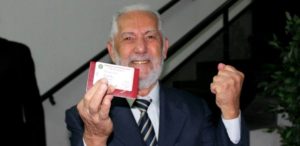 Aposentado comemora conquista da carteira da OAB aos 82 anos
