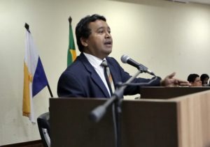 Deputado Elenil da Penha discursando na Audiência Pública sobre as Vans