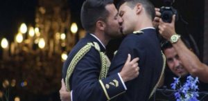 Chema e Jonathan se casaram fardados; a foto da união viralizou nas redes sociais