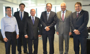 Os deputados federais César Halum (PRB) e Lázaro Botelho (PP) participaram da reunião