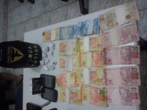 Entorpecente e dinheiro apreendidos