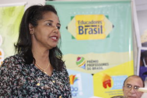 Para Luciene Alves, os professores devem participar do Prêmio independentemente da parte financeira