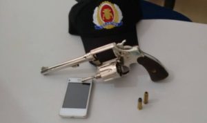 Arma de fogo apreendida em residência na cidade de Aragua ína