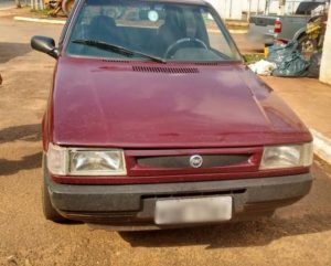 Veículo furtado recuperado com casal de suspeitos em Arag uaína