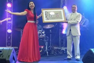 Prefeito de Guaraí, Franscisco Júlio, entrega disco de ouro à cantora Rosilene Martins