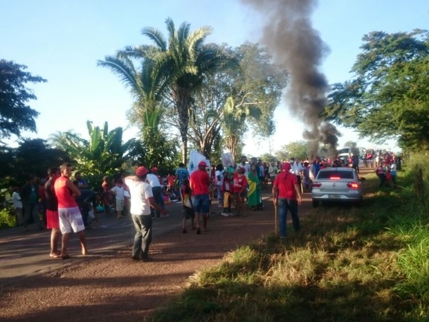 Integrantes do MST queimam pneus, derrubam árvores e interditam BR-153 por 11 h