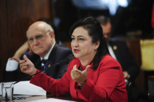 Comissão de Serviços de Infraestrutura (CI) realiza reunião deliberativa com 10 itens. Entre eles, o PLS 209/2015, que visa instituir na legislação multa a ser paga por empresas concessionárias aos usuários dos serviços de energia elétrica em caso de interrupção no fornecimento. Em pronunciamento, senadora Katia Abreu (PMDB-GO).  Foto: Pedro França/Agência Senado