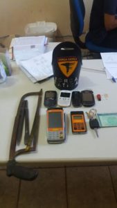 Material apreendido no veículo utilizado pelos criminosos .