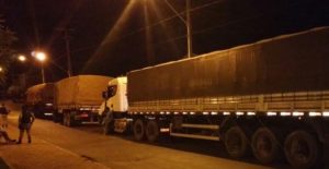 Caminhões apreenidos pela PM em Augustinópolis com madei ra irregular