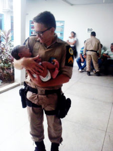 Sargento Melo segura o bebê