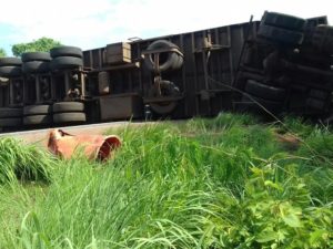 Caminhão tombado na BR-153