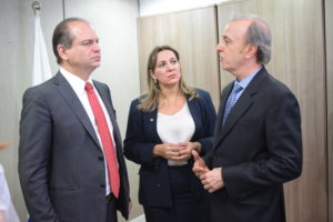 Deputada com o ministro da saúde e o presidente do hospital do cancer