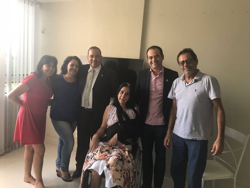 Deputada Amália Santana recebe visita de políticos enquanto se recupera de cirurgia em Colinas