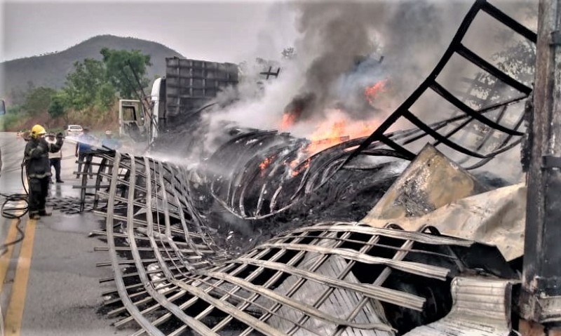 Caminhão com carga de pneus pega fogo em rodovia no sul do Tocantins