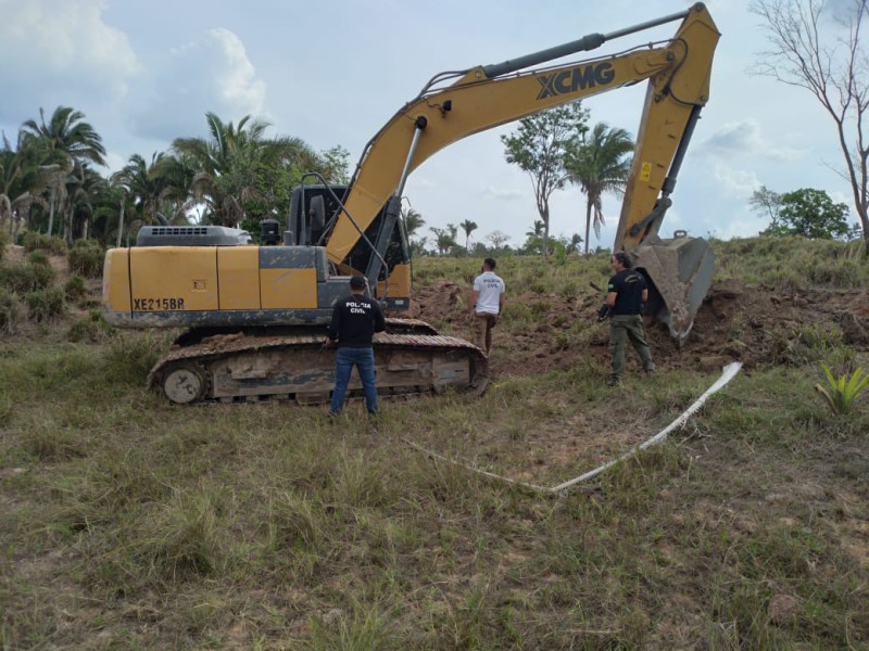 Máquina da prefeitura de Augustinópolis é flagrada realizando obra particular em fazenda