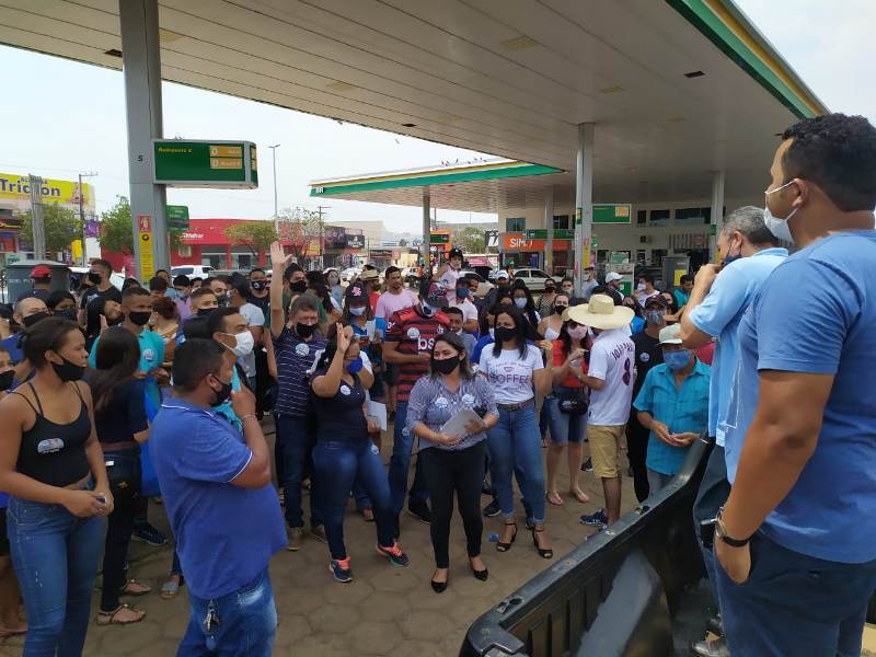 Marilon Barbosa recebe apoio da juventude durante caminhada na Avenida Tocantins em Taquaralto