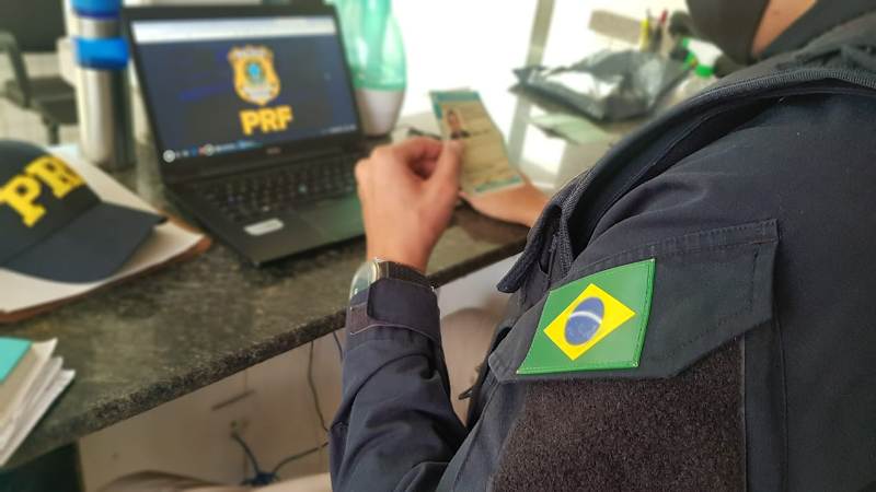 Homem é preso com CNH falsa e confessa a PRF que dirigia há 24 anos com o documento comprado