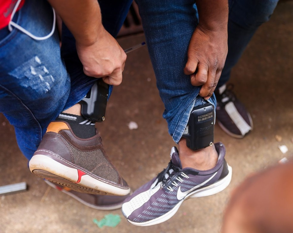 Tornozeleira eletrônica — Foto: Neto Lucena/Secom
