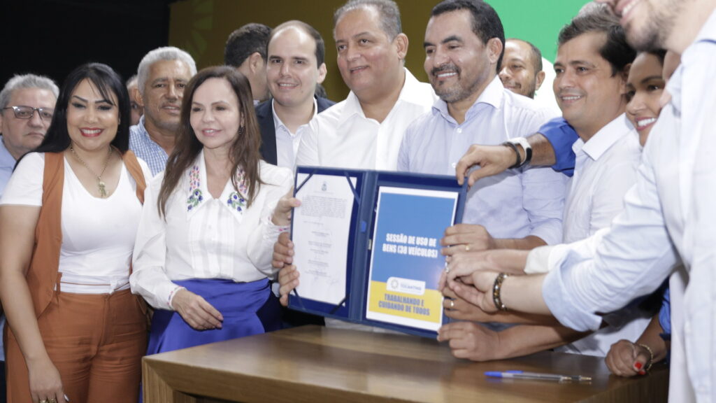 Senador Eduardo Gomes entrega máquinas, veículos e equipamentos para órgãos estaduais e associações