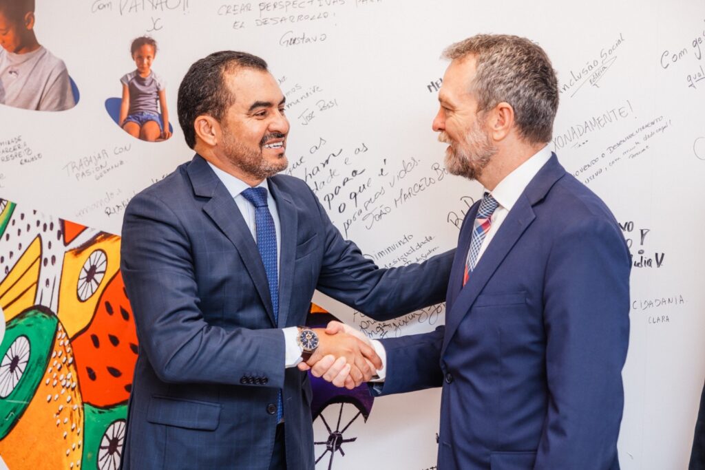 O governador do Tocantins, Wanderlei Barbosa, em reunião com o representante do BID no Brasil, Morgan Doyle, apresentando projetos que atendem às condições para receber investimentos do banco/Foto: Vinícius Santa Rosa/Governo do Tocantins 

