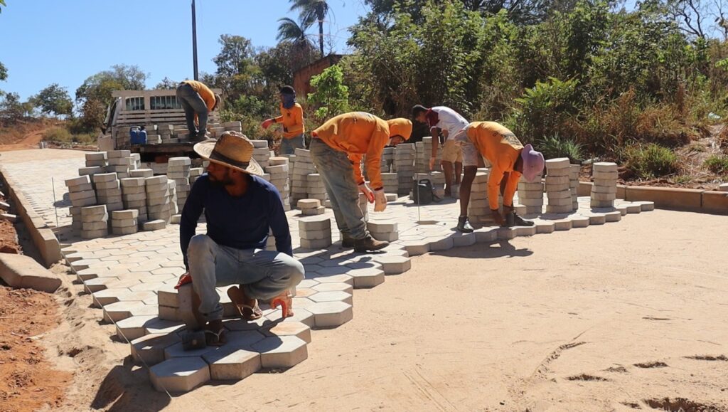 Prefeita Fátima Coelho assina ordem de serviço para a 2ª etapa das obras de pavimentação do Setor Serrinha em Guaraí