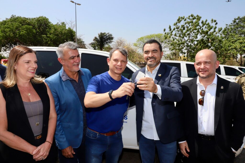 Governador Wanderlei Barbosa entrega 20 caminhonetes à Naturatins e mais de 400 computadores para a SSP