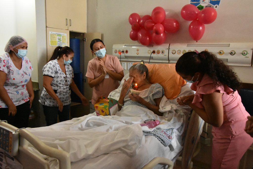 Surpresa! HGP realiza festa de aniversário para paciente idosa