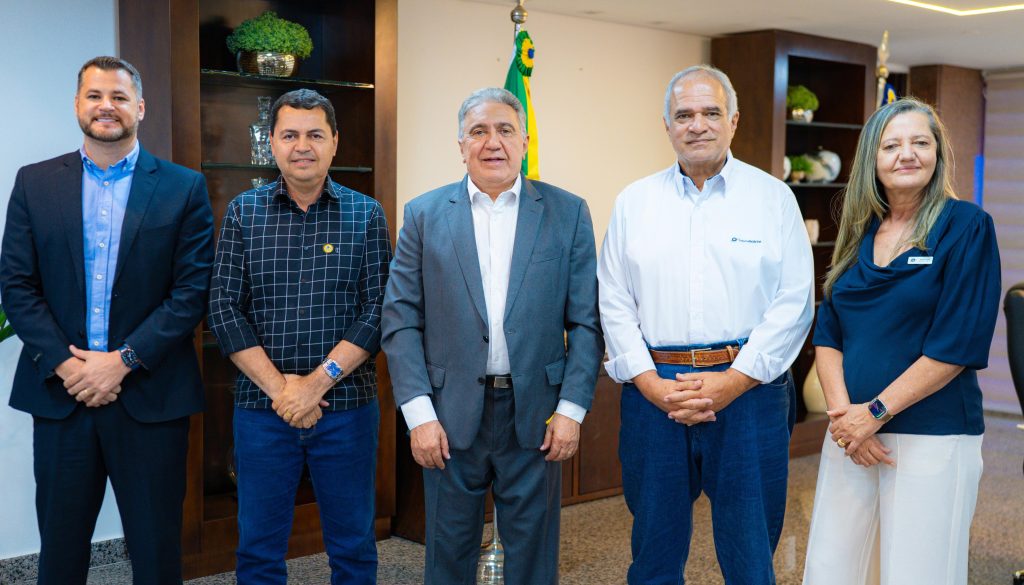 Governador em exercício recebe lideranças do sistema cooperativista