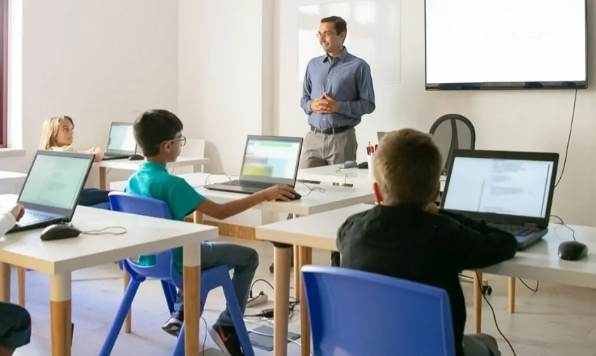 Educação digital passa a ser obrigatória nos municípios em 2026