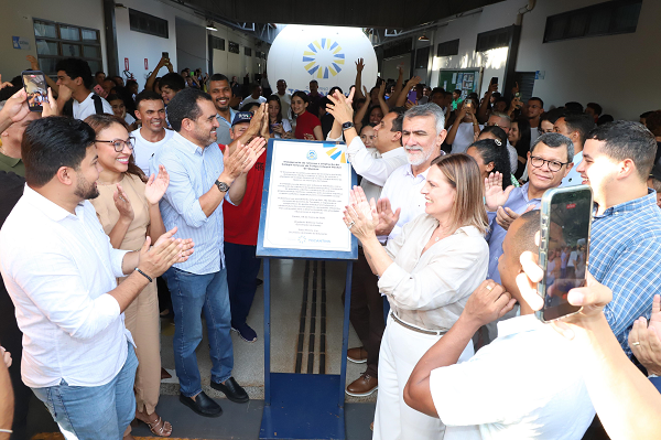 Wanderlei Barbosa entrega reforma do Colégio Rachel de Queiroz e premia escolas destaque em Palmas
